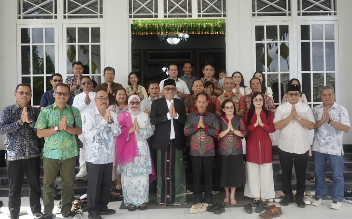 Ketua DPRD Sambut Rombongan Bupati dan Wakil Bupati Sintang di Momentum Silaturahmi Lebaran
