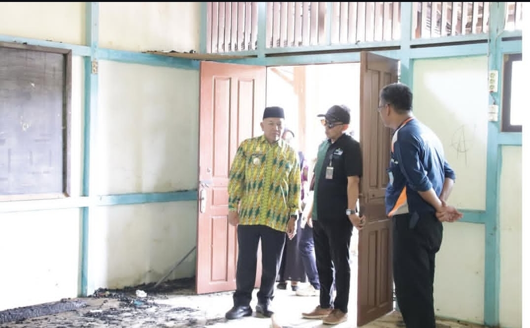 Tinjau SMA Negeri 1 Toho Pascakebakaran, Wabup Juli Minta Tenda Darurat Segera Dibangun
