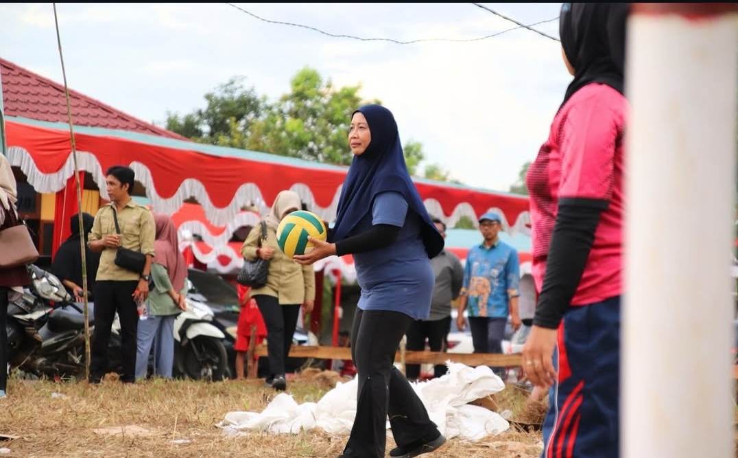 Lapangan Voli Sambora jadi Ruang Silaturahmi Bupati Erlina dan Masyarakat
