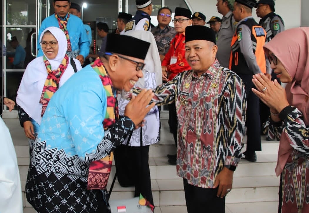 Wabup Mempawah Lepas 12 Calon Haji, Doakan Pulang jadi Haji Mabrur