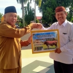 Pemkab Mempawah Salurkan 12 Sapi Kurban untuk Masyarakat