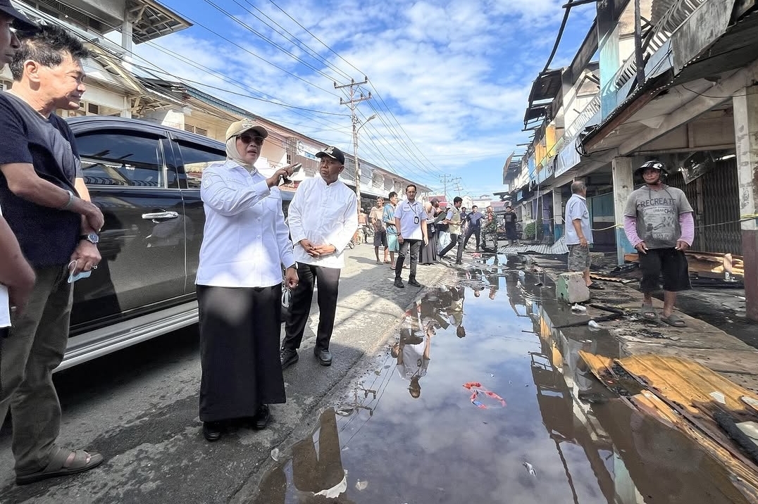 Erlina-Juli Temui Korban Kebakaran Sungai Pinyuh, Membawa Bantuan dan Secercah Harapan